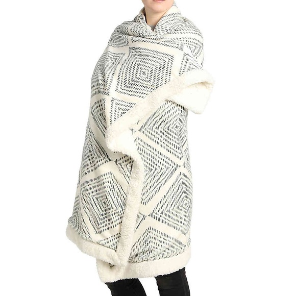 DSW Other - 💚HP💚 Exclusive Geo Print DSW Blanket